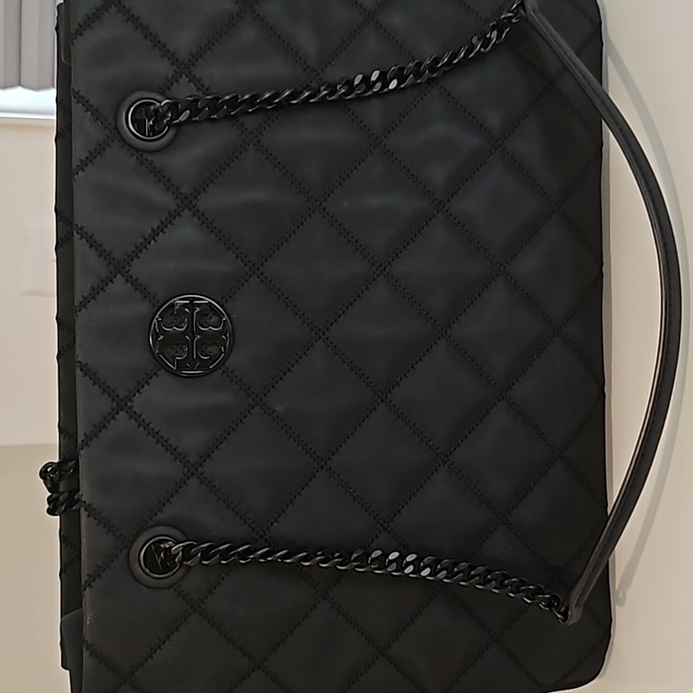 Tory Burch Willa tote bag. Black color. Pre loved